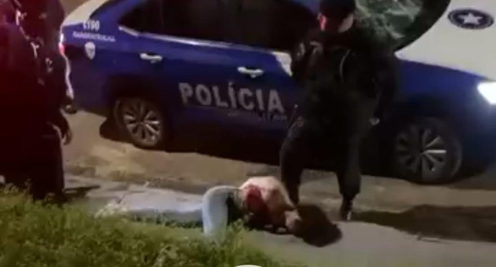 Mulher em surto causa danos a viatura da PM e é detida pelas autoridades