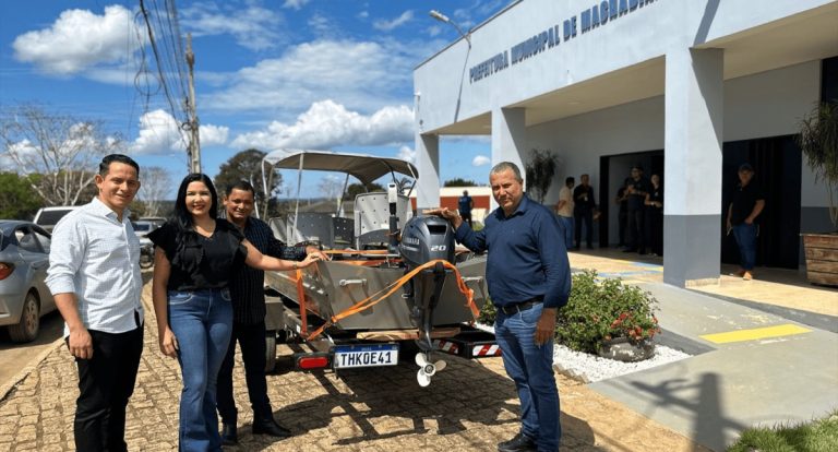 Cristiane Lopes reforça apoio a assistência social com entrega de barco e equipamentos em Machadinho D'Oeste - News Rondônia