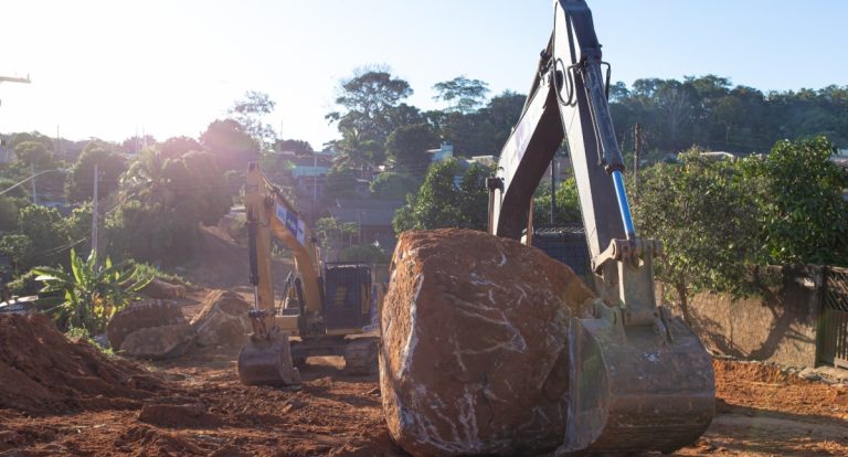 Prefeitura de Jaru realiza remoção de pedras e rebaixamento de morro na Rua Francisco Pantoja; serviço faz parte do processo de pavimentação da via