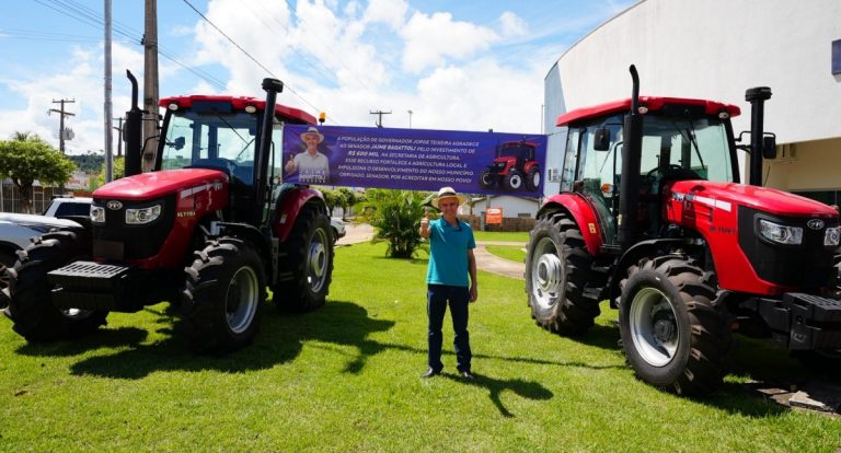 Senador Jaime Bagattoli entrega tratores a agricultores de Governador Jorge Teixeira após solicitação do setor