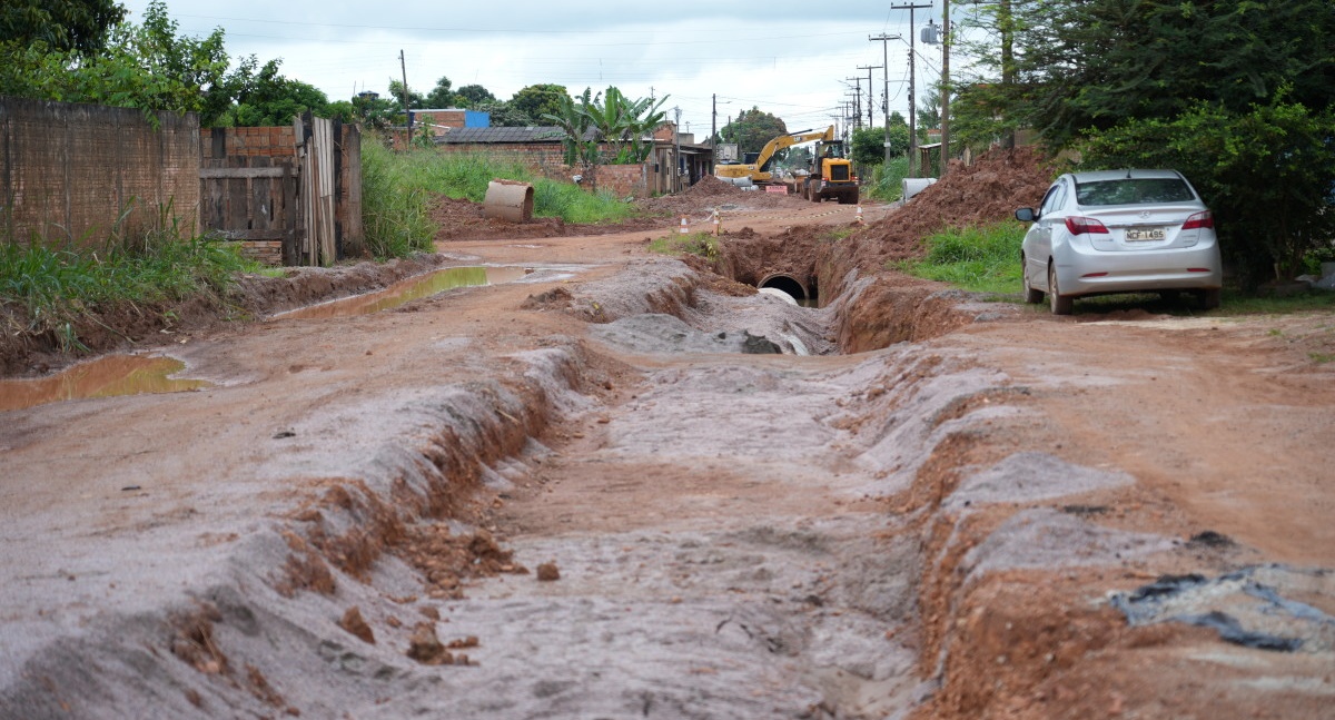 Serviço de drenagem avança em obra na rua Capão da Canoa