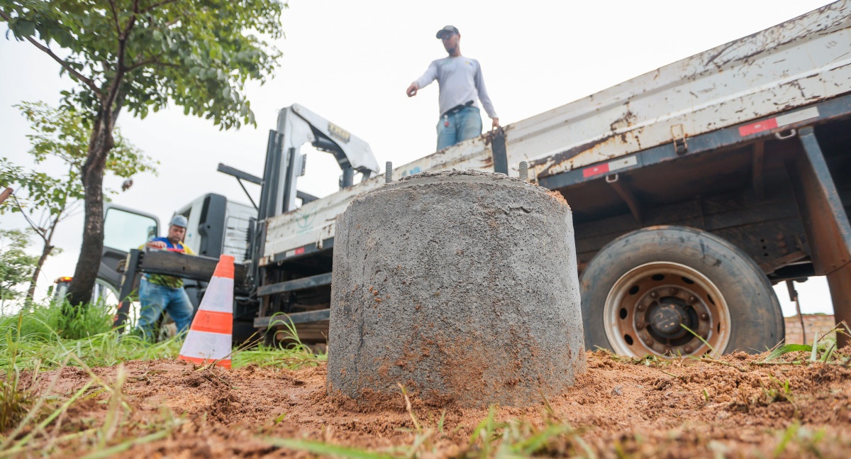 Trecho da Avenida Guaporé começa a ser iluminado após anos de escuridão