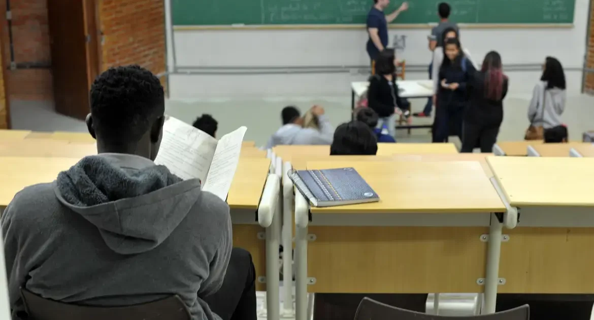 Governo inicia pagamento de bolsas do Pé-de-Meia licenciaturas para estudantes de cursos presenciais