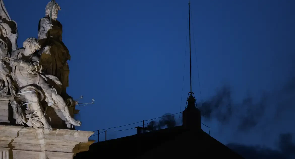 Fumaça Preta indica que novo Papa ainda não foi eleito no primeiro dia de Conclave