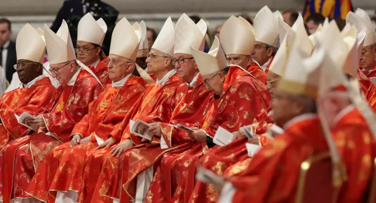 O que é o conclave e quem participa dele?