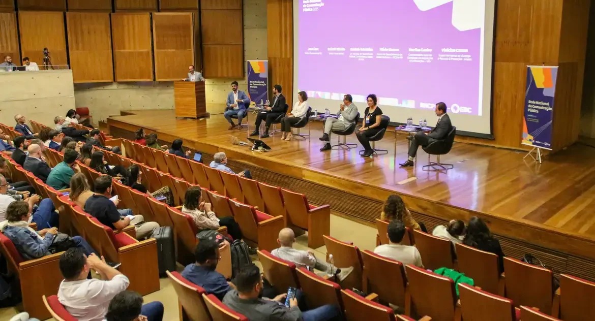 Emissoras públicas pedem financiamento estável para fortalecer comunicação pública no Brasil