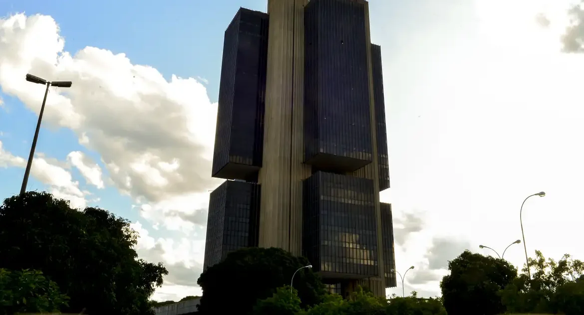 Setor produtivo e centrais sindicais criticam alta da Selic pelo Banco Central, maior em 19 anos