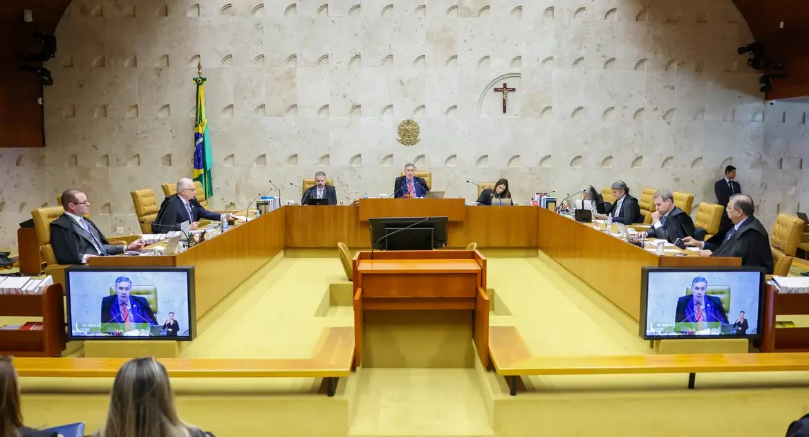 Discussão acalorada entre Flávio Dino e André Mendonça no STF sobre aumento de pena para crimes contra a honra de servidores públicos