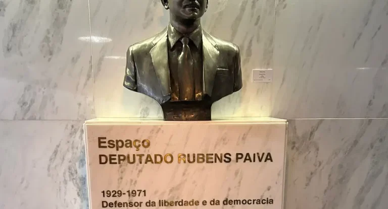 Parlamentares e sociedade civil fazem ato na Câmara contra PL da Anistia a envolvidos no 8 de janeiro