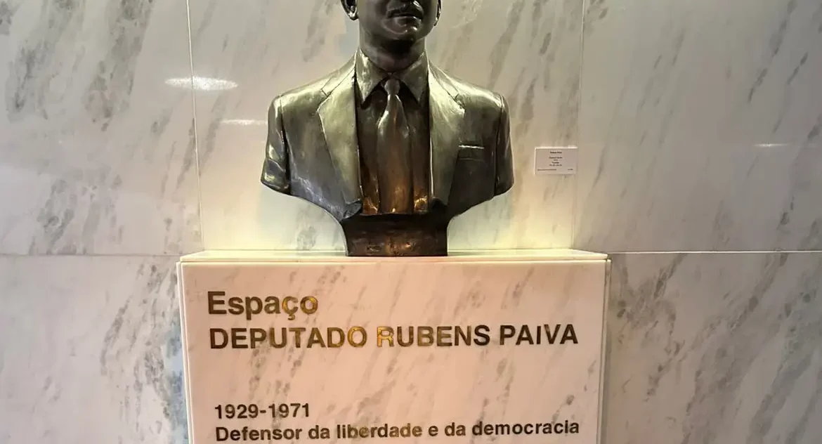 Parlamentares e sociedade civil fazem ato na Câmara contra PL da Anistia a envolvidos no 8 de janeiro