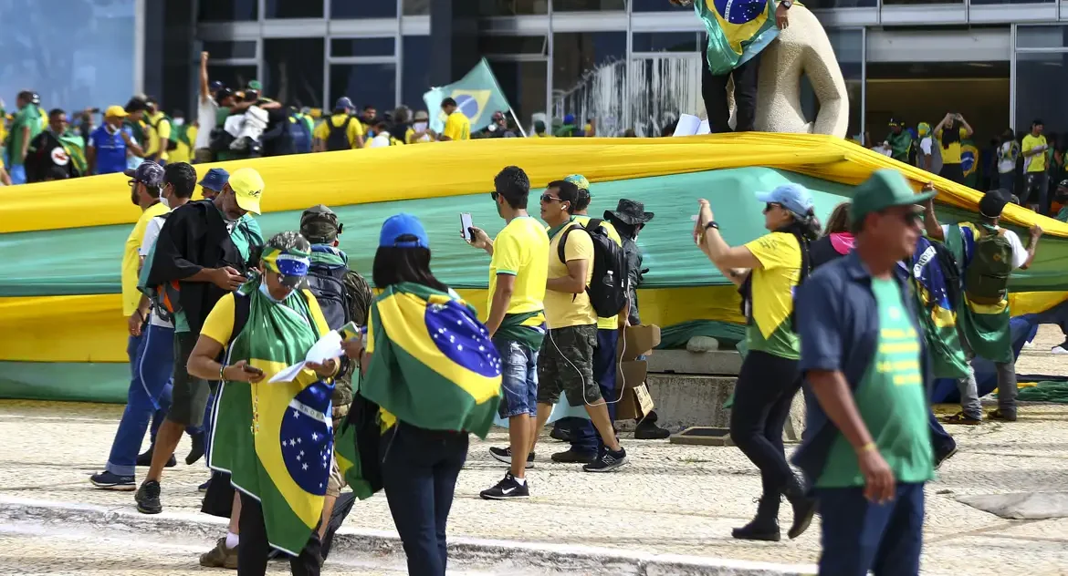 STF retoma julgamento para decidir se sete acusados do núcleo 4 de trama golpista virarão réus