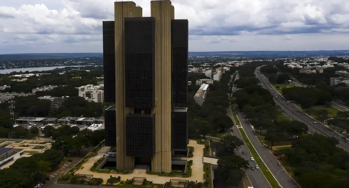 Copom deve anunciar hoje sexta alta seguida da Selic, que pode chegar a 14,75% ao ano em meio à inflação persistente