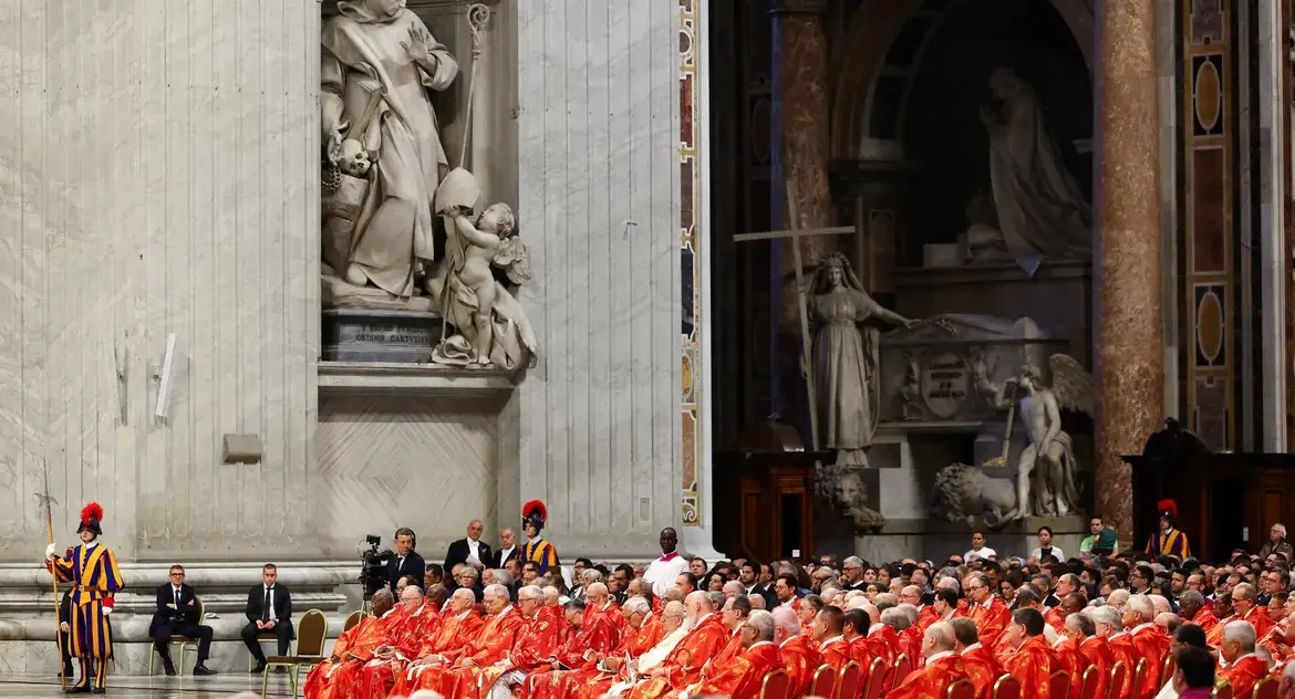 Cardeais iniciam conclave para eleger o novo papa após morte de Francisco