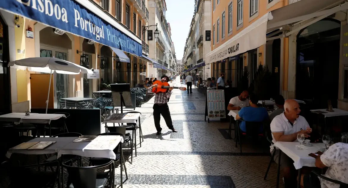 Brasil classifica como “irrisório” número de brasileiros afetados por deportações em Portugal, após anúncio do governo local