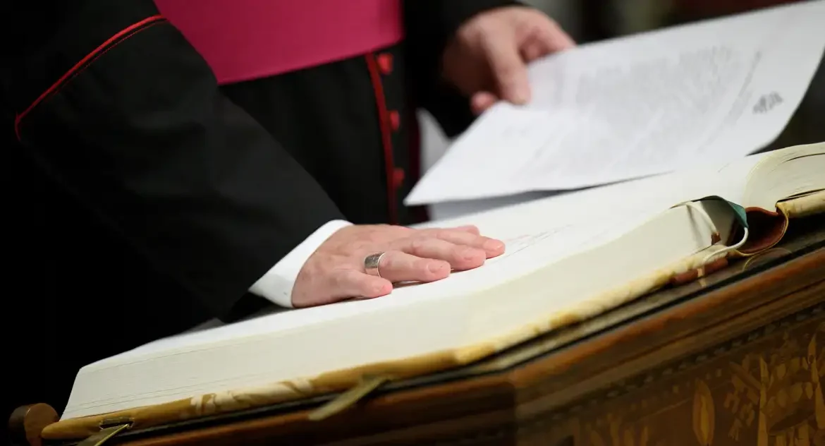 Cardeais iniciam isolamento no Vaticano para conclave que elegerá novo papa após morte de Francisco