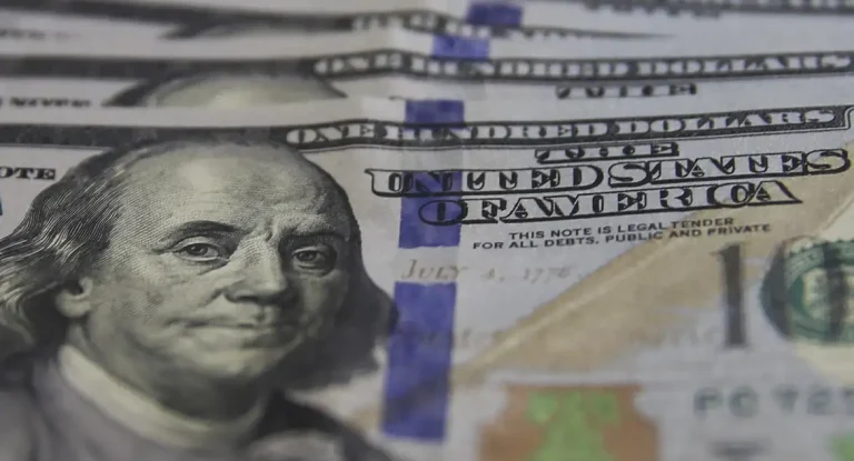 Mercado financeiro inicia maio em queda com dólar recuando e expectativas de negociação entre EUA e China