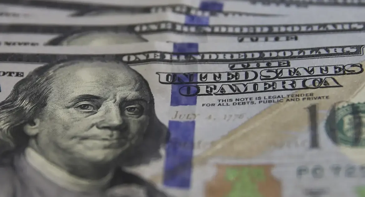 Mercado financeiro inicia maio em queda com dólar recuando e expectativas de negociação entre EUA e China