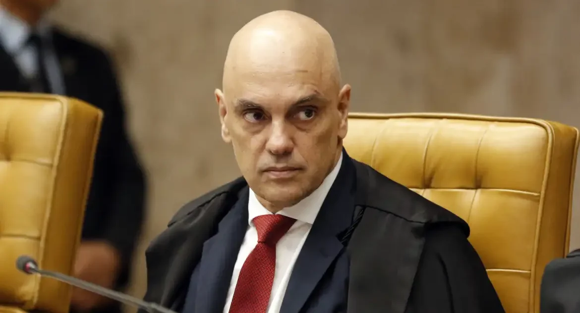 Moraes vota por suspensão parcial de ação penal contra Ramagem no STF, mantendo acusações mais graves