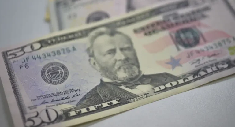 Alta da Selic e acordo EUA-Reino Unido impulsionam mercado: dólar cai e Ibovespa atinge maior nível desde 2023
