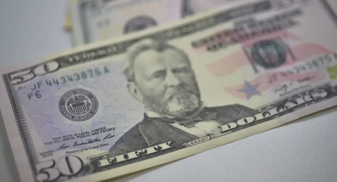 Alta da Selic e acordo EUA-Reino Unido impulsionam mercado: dólar cai e Ibovespa atinge maior nível desde 2023