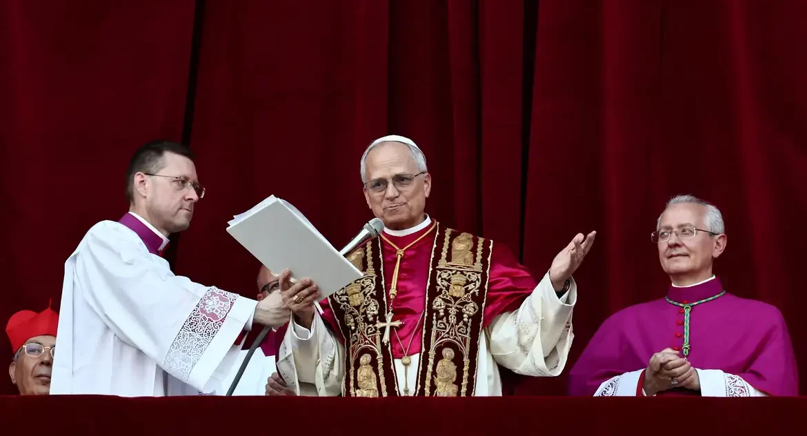 Papa Leão XIV celebra sua primeira missa e enfatiza a Igreja como "farol" de santidade e compromisso com a fé cristã