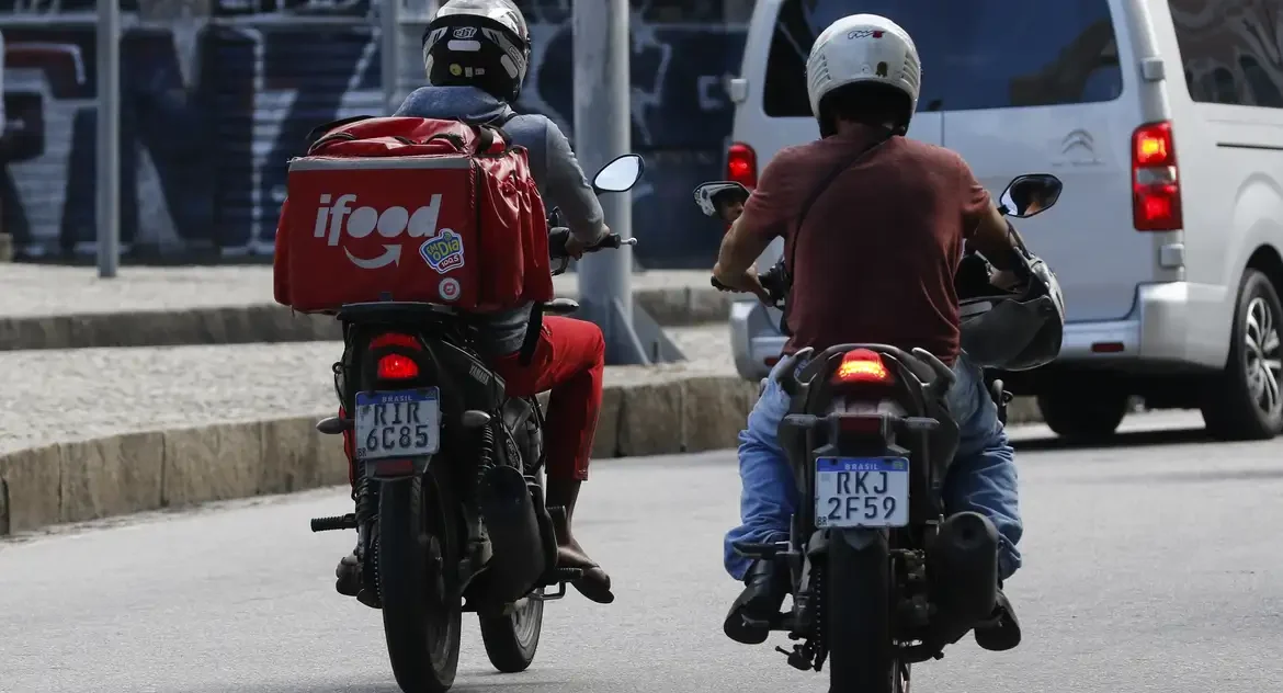Quase 32,5 milhões de brasileiros atuam como informais ou sem carteira assinada, indica IBGE