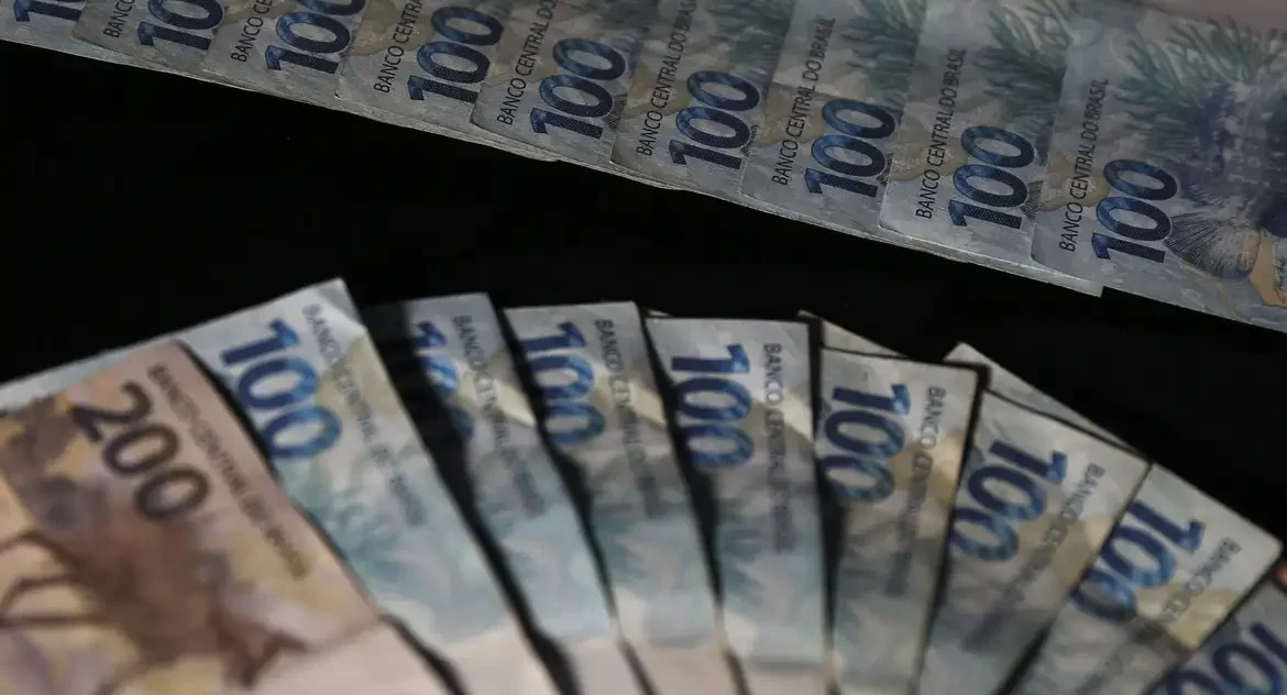 Governo mantém congelamento de um terço dos gastos não obrigatórios até o fim de maio para controle fiscal