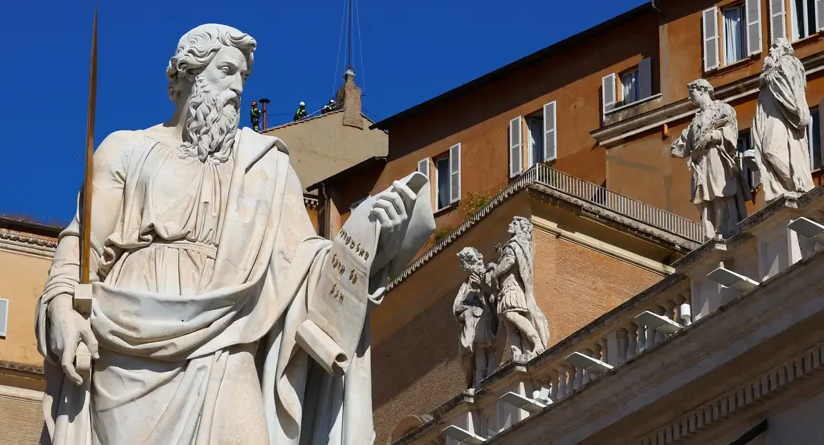 Vaticano instala chaminé na Capela Sistina para anunciar escolha do novo papa a partir de 7 de maio