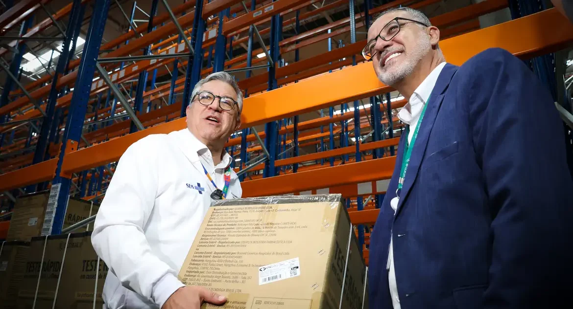 Brasil recebe 1,3 milhão de doses atualizadas contra a covid-19 para grupos prioritários, diz Ministério da Saúde