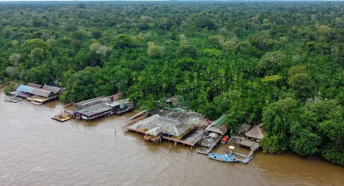 COP30 em Belém destaca contrastes entre investimentos urbanos e desafios de saneamento em áreas insulares como a Ilha do Combu