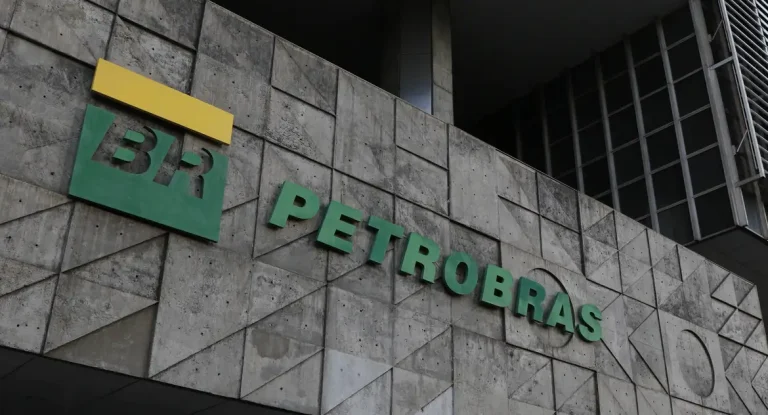 Petrobras retoma perfuração de poços na Bahia após seis anos e anuncia reativação de fábricas de fertilizantes