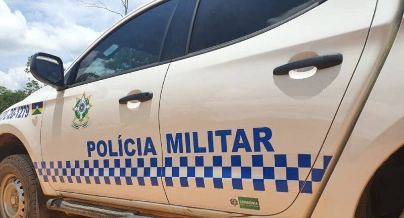 Homem embriagado dirige com a família e filha tenta saltar do carro em movimento
