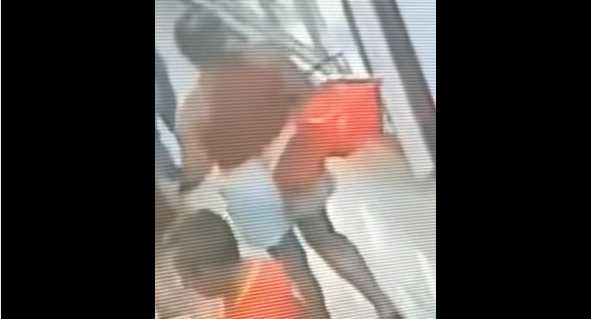 Mulher flagrada furtando iPhone em mercado tenta processar vítima
