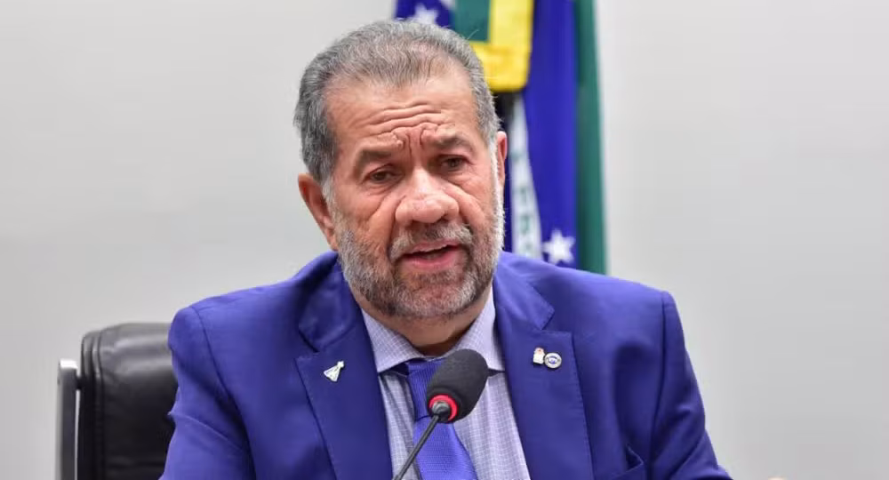 Carlos Lupi deixa Ministério da Previdência após denúncias de fraudes no INSS; Wolney Queiroz assume a pasta