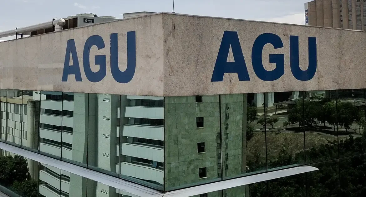 AGU pede bloqueio de bens de empresas e pessoas por fraudes em descontos de benefícios do INSS