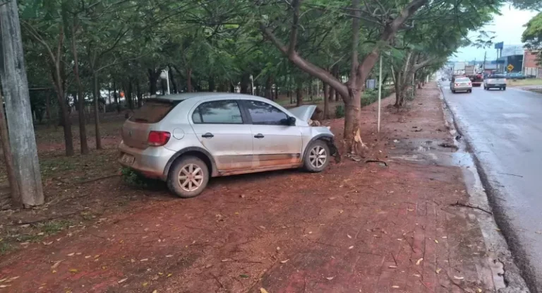 Motorista abandona veículo após colidir com árvore