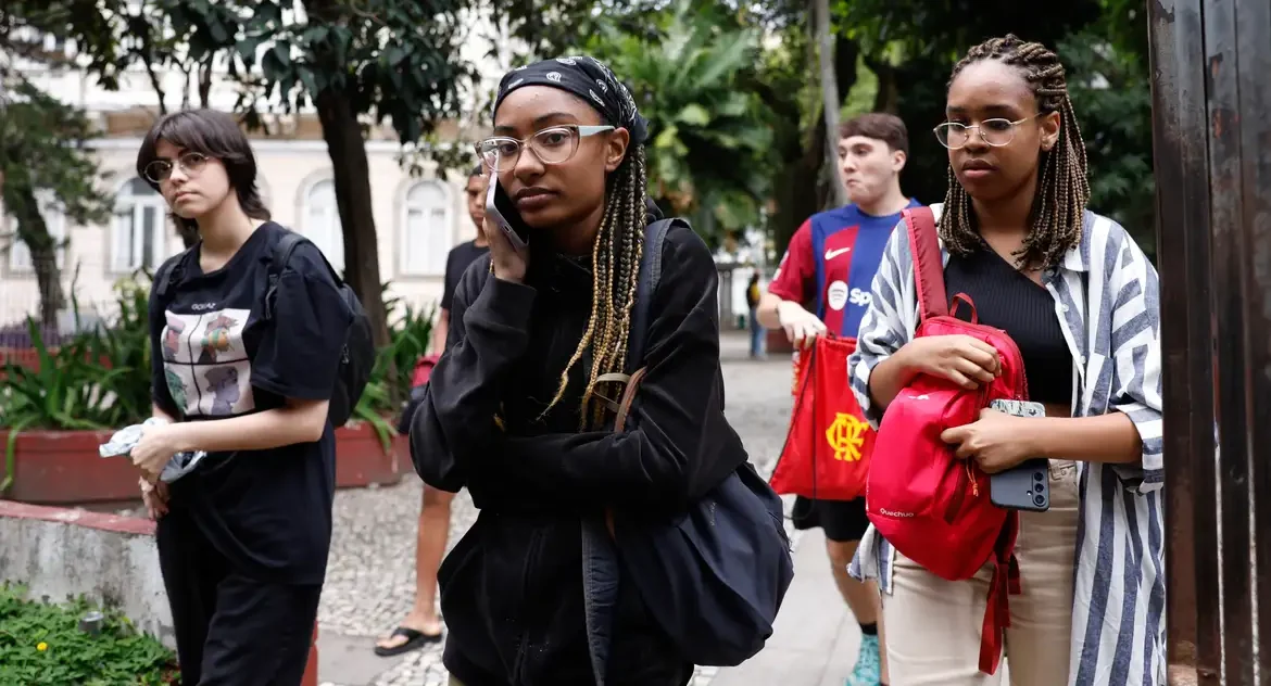 Enem 2025 volta a certificar conclusão do Ensino Médio e proficiência por área com notas mínimas nas provas