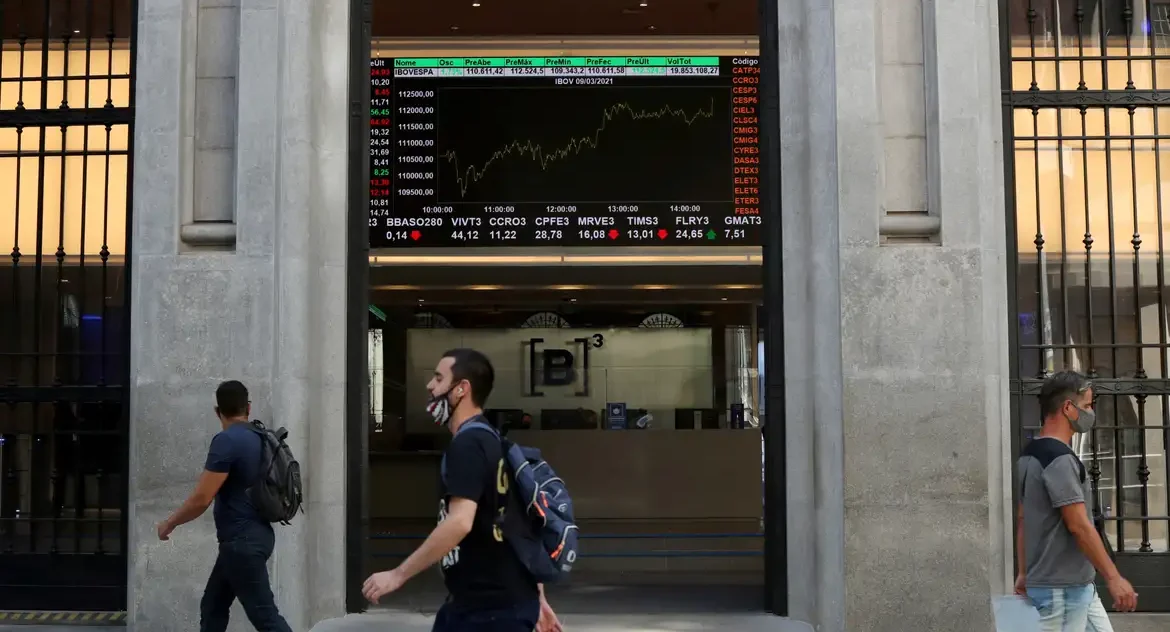 Bolsa sobe 1,02% com queda da inflação e dólar recua a R$ 5,645