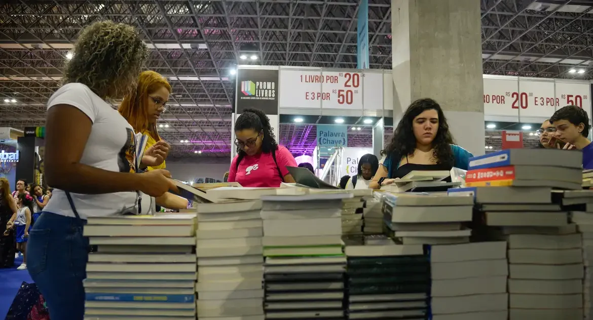 Faturamento do setor editorial brasileiro cresce 3,7% em 2024, mas tem queda real de 1,1% com inflação