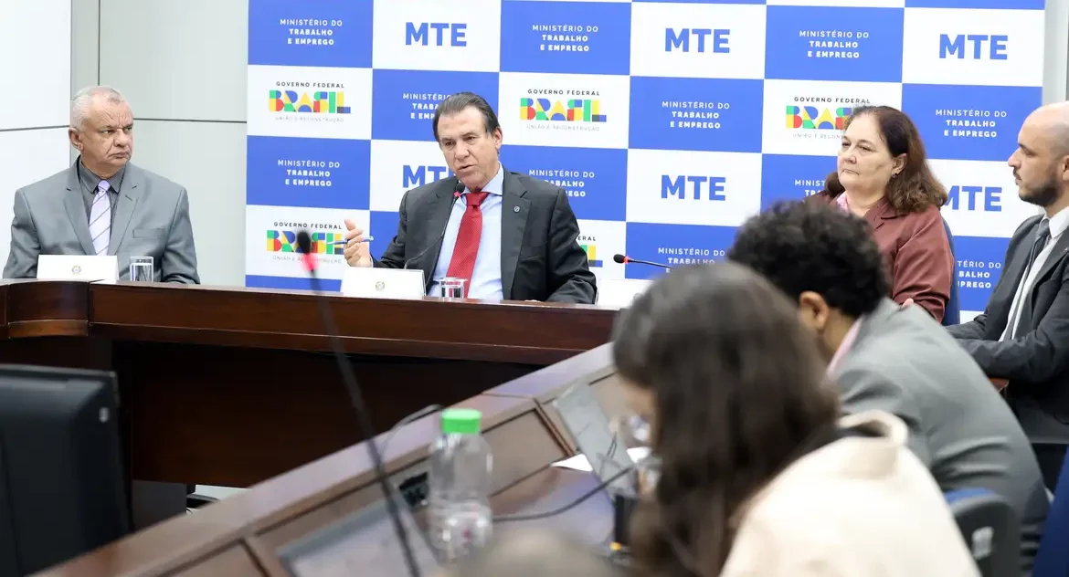 Brasil gera 257 mil empregos com carteira em abril e tem melhor resultado para o mês desde 2020