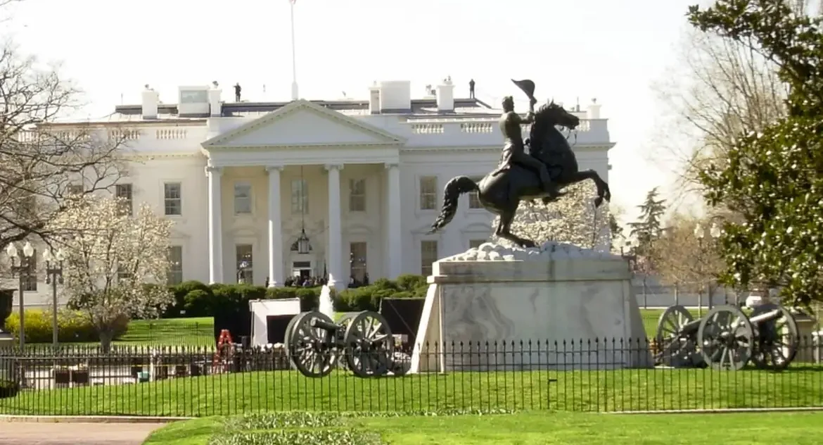 Emissoras públicas dos EUA processam governo Trump por corte de verbas federais via ordem executiva