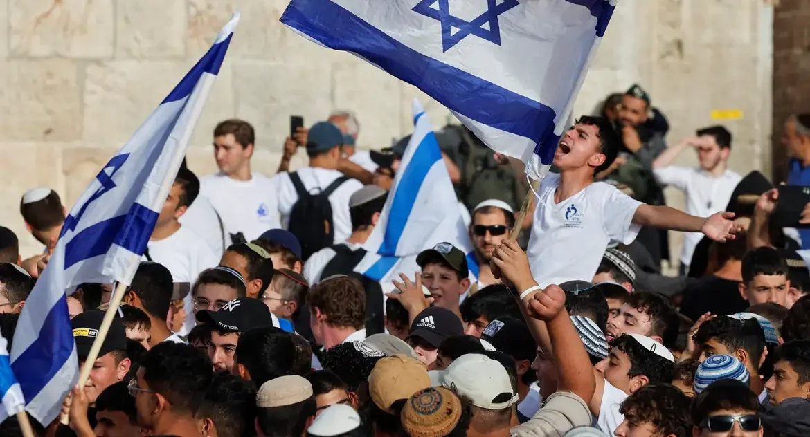 Marcha em Jerusalém termina em confrontos entre extremistas israelenses e palestinos durante ato nacionalista