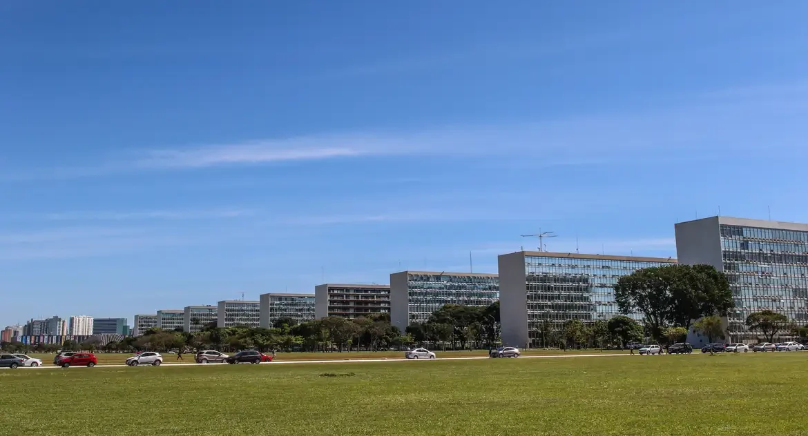 Senado aprova reajuste salarial para servidores federais; texto segue para sanção presidencial