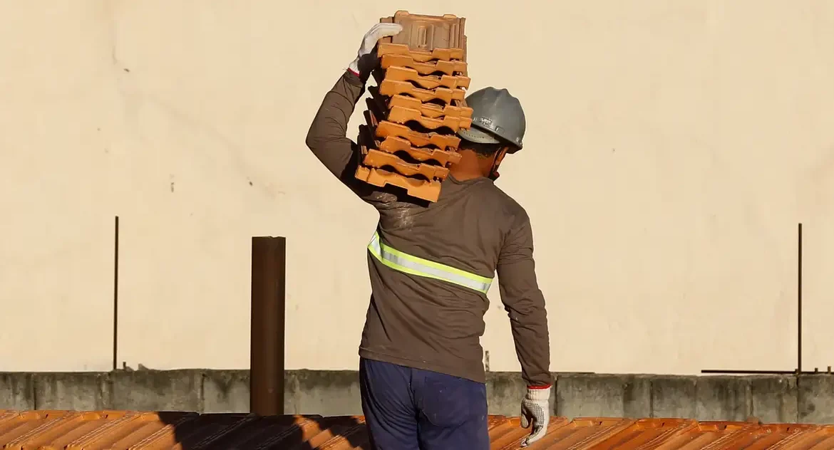 Média salarial dos trabalhadores da construção civil cai 22% em uma década, diz IBGE Você chegou à duração máxima desta conversa, mas pode continuar conversando em um novo chat. Repetir
