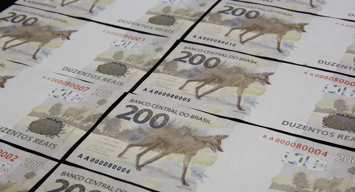 Governo revoga aumento do IOF para remessas e investimentos no exterior após pressão do mercado financeiro, mantendo corte em orçamento público