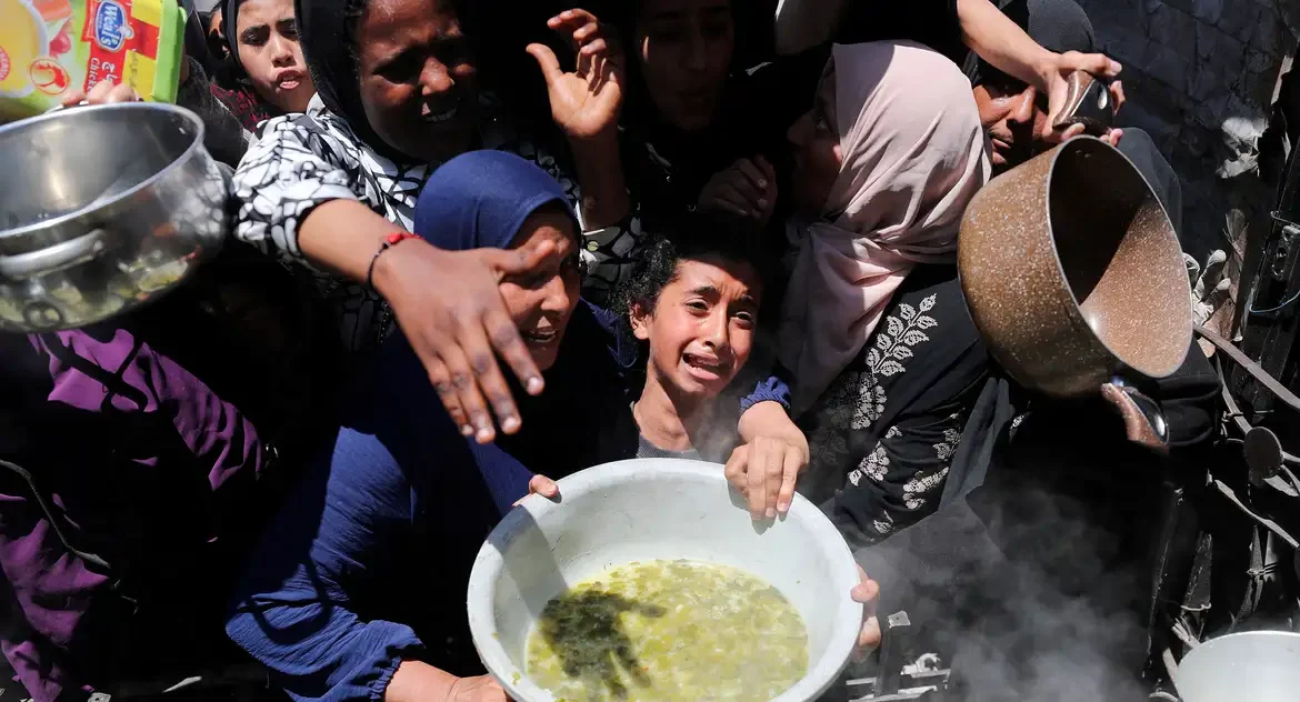 Ataques aéreos de Israel matam seis palestinos que escoltavam ajuda em Gaza; ONU alerta para escassez extrema de alimentos