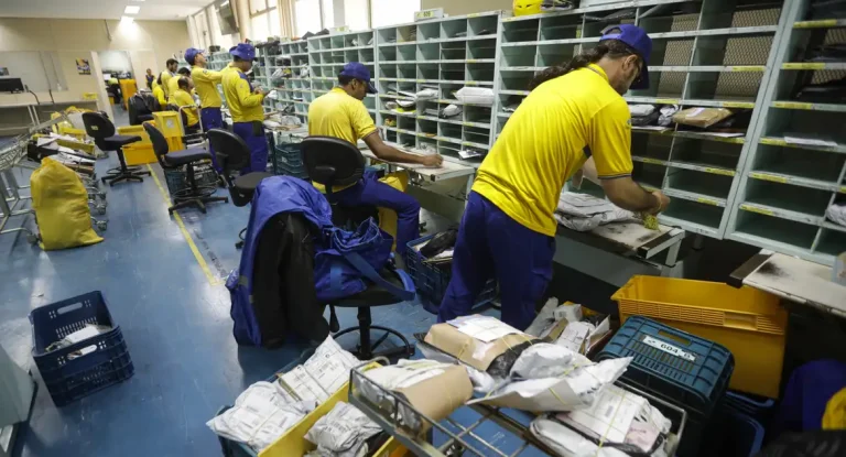 Após prejuízo de R$ 2,6 bilhões, Correios anunciam plano de corte de custos e trabalhadores pedem comitê de crise
