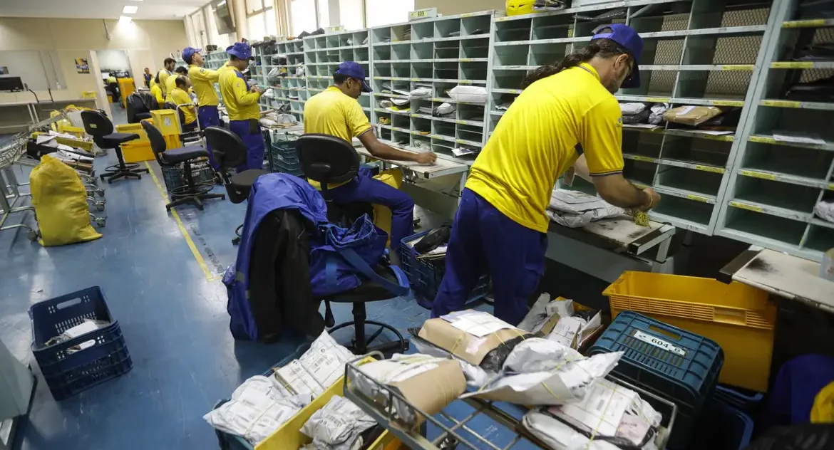 Após prejuízo de R$ 2,6 bilhões, Correios anunciam plano de corte de custos e trabalhadores pedem comitê de crise