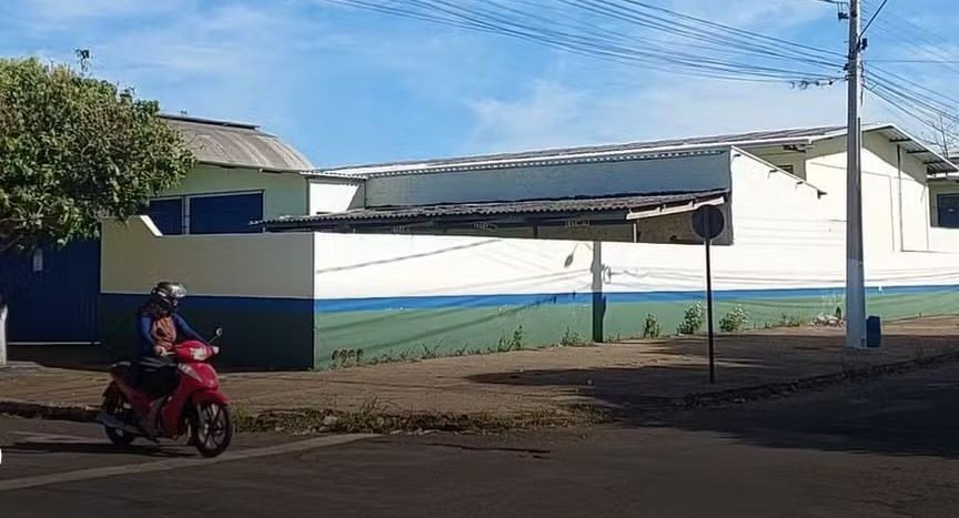 Adolescente detona artefato caseiro próximo a escola e fere colegas