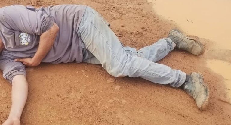 Homem é achado desacordado após possível queda de motocicleta em rua